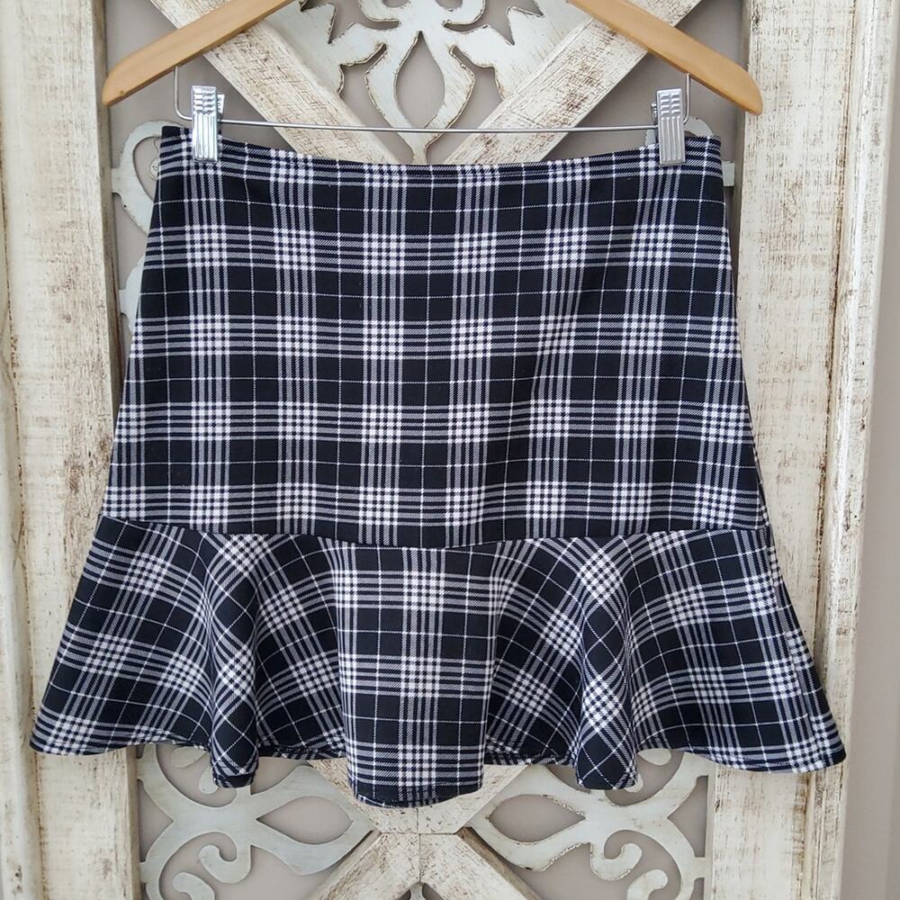 Jinx Women's Junior Ruffle Hem Plaid Skirt in Black & White Size Medium
